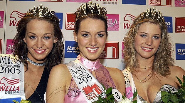 Miss Èeské republiky 2005. Zleva: tehdy devatenáctiletá Agáta Hanychová, vítìzka Lucie Králová a vicemiss Petra Macháèková