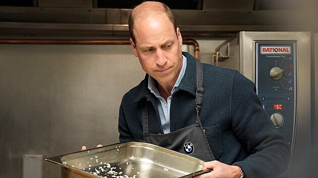 Princ William navštívil charitativní organizaci Surplus to Supper pro pøerozdìlování potravin, kde s šéfkuchaøem Mariem Confaitem vaøil boloòskou omáèku na špagety. (Surrey, 18. dubna 2024)