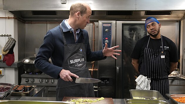 Princ William navštívil charitativní organizaci Surplus to Supper pro pøerozdìlování potravin, kde s šéfkuchaøem Mariem Confaitem vaøil boloòskou omáèku na špagety. (Surrey, 18. dubna 2024)