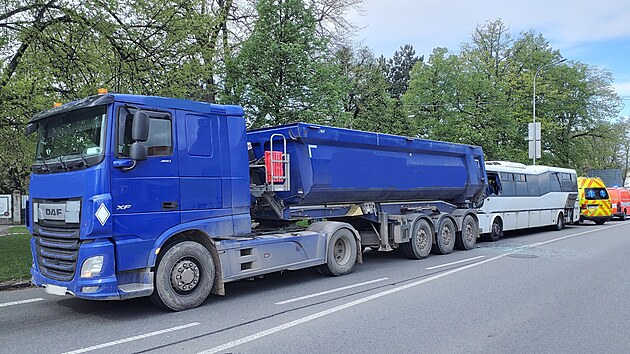 Nehoda autobusu a nákladního auta ve Vysokém Mýtì. (18. dubna 2024)
