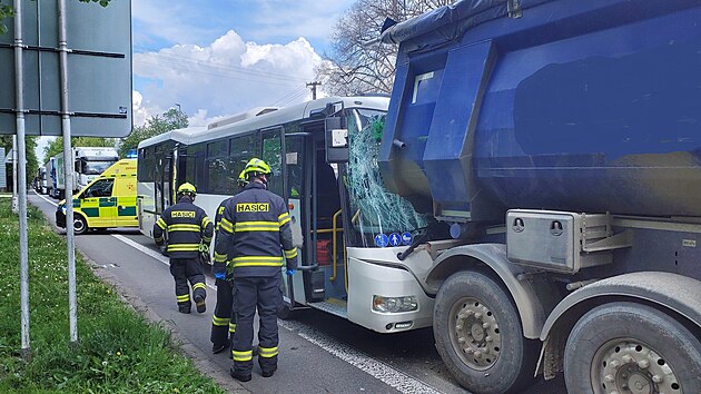 Nehoda autobusu a nákladního auta ve Vysokém Mýtì. (18. dubna 2024)