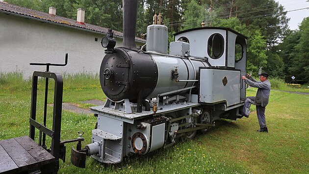 Objekt depa na Kateøinì se stal kulturní památkou. Zde pøed jeho budovou stojí parní lokomotiva "Orenšteinka" spoleènì s Heeresfeldbahn vozem.