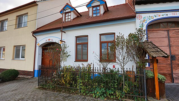 I sousední domek patøí k rozlehlému stavení a i on je ozdobený v duchu tìch nejlepších moravských tradic.