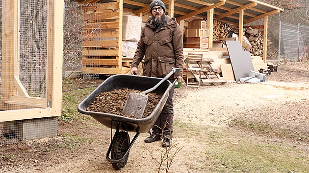 Zahradník Tomáš Trejbal se chystá sázet brambory.
