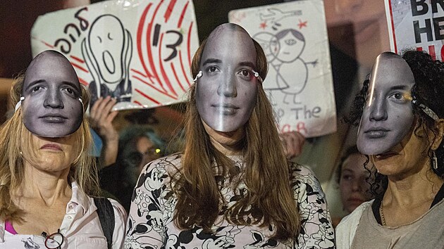 Ženy v Tel Avivu protestují proti vládì izraelského premiéra Benjamina Netanjahua a požadují propuštìní rukojmích, které v Pásmu Gazy zadržuje militantní skupina Hamás. (11. dubna 2024)