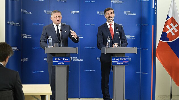 Slovenský premiér Robert Fico na tiskové konferenci se šéfem diplomacie SR Jurajem Blanárem, kde se vyjádøili k migraènímu paktu EU. (16. dubna 2024)