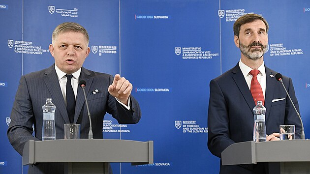 Slovenský premiér Robert Fico a ministr zahranièí Juraj Blanár na tiskové konferenci k migraènímu paktu EU (16. dubna 2024)