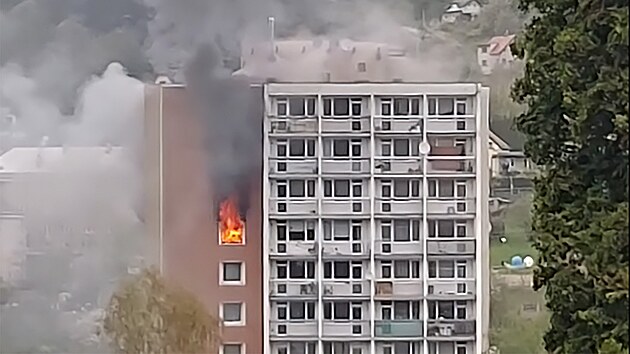 V Železném Brodì na Jablonecku hoøí byt v panelovém domì. Z oken šlehají vysoké plameny. (15. dubna 2024)