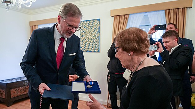 Petr Fiala ve Washingtonu udìlil medaili Karla Kramáøe dceøi Milady Horákové Janì Kánské. (15. 4. 2024)