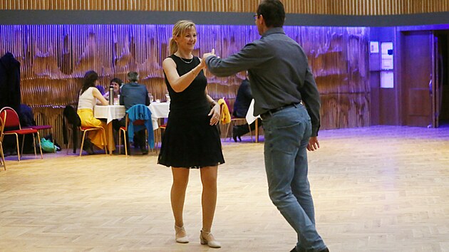Co se týèe obliby tancù, vede waltz, který si chtìjí žáci zopakovat nebo jej zdokonalit hlavnì pøed zaèátkem plesové sezony.