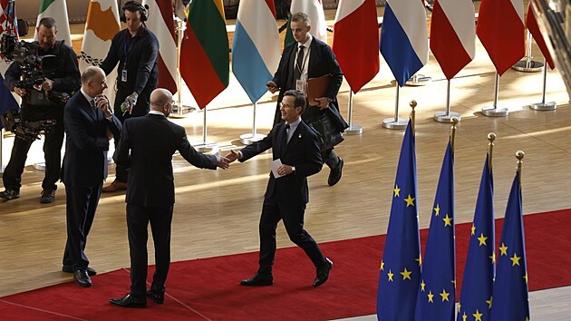 Pøedseda Evropské rady Charles Michel si potøásá rukou se švédským premiérem Ulfem Kristerssonem (vpravo) pøi pøíjezdu na druhý den summiti v Bruselu. (18. dubna 2024)