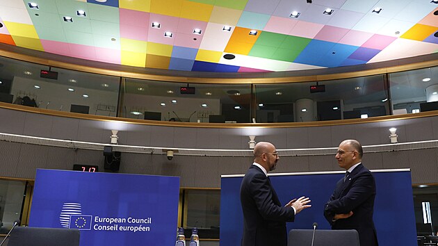 Pøedseda Evropské rady Charles Michel hovoøí s autorem zprávy na vysoké úrovni o budoucnosti jednotného trhu Enricem Lettou. (18. dubna 2024)
