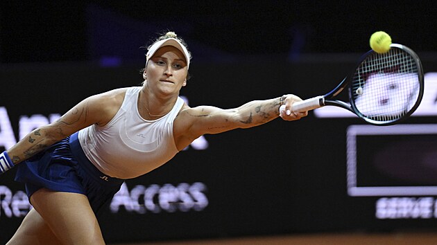 Markéta Vondroušová se natahuje po míèi ve ètvrtfinále turnaje ve Stuttgartu.