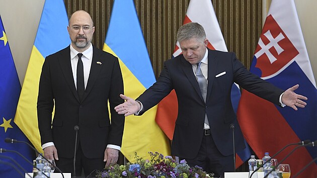 Ve slovenských Michalovcích se konalo spoleèné zasedání slovenské a ukrajinské vlády. Na snímku jsou premiéøi Robert Fico a Denys Šmyhal. (11. dubna 2024)