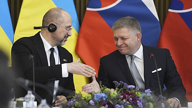 Ve slovenských Michalovcích se konalo spoleèné zasedání slovenské a ukrajinské vlády. Na snímku jsou premiéøi Robert Fico a Denys Šmyhal. (11. dubna 2024)