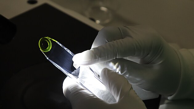 Crytur Turnov, foto z výroby: detektor pro mikroskopii - montáž