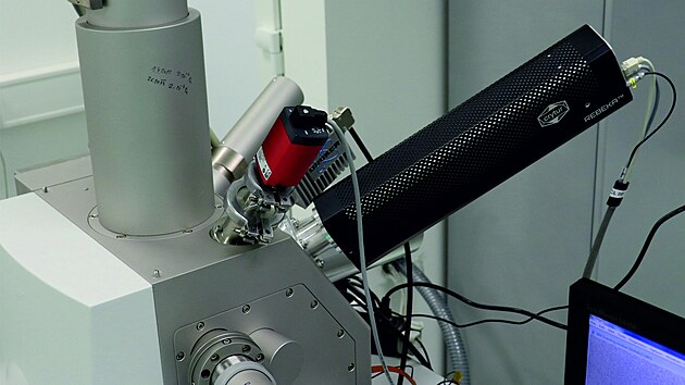 Crytur Turnov, foto z výroby: detektor v mikroskopu