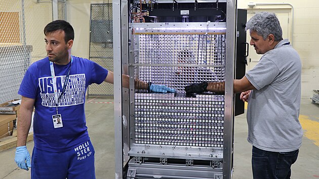 Crytur Turnov, foto z výroby: technici Jeffersonovy Laboratoøe montují hranoly PWO do detektoru pro èásticovou fyziku