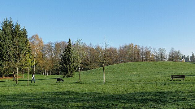 Kopcovitý terén parku využívají dìti v zimì pro sáòkování.