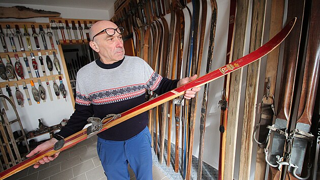 Milan Slonek sbírá nejen historické lyže z Horácka, ale v garáži má také napøíklad lyže finské znaèky Esko Järvinen.