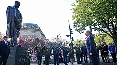Premiér Petr Fiala položil vìnec pøed sochu T.G.M ve Washingtonu. (17. dubna...