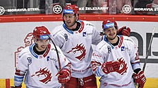 Slovenští hokejisté ve službách Tøince: Útoèníci Marko Daòo (vlevo) s Liborem...