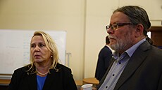 Lídøi kandidátek SPOLU Alexandr Vondra a ANO Klára Dostálová, kteøí se støetli i v televizní debatì na CNN Prima News (31. bøezna 2024)