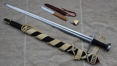 Replika meèe, nože a peèetidla z 13. století pro Muzeum støedního Pootaví ve...