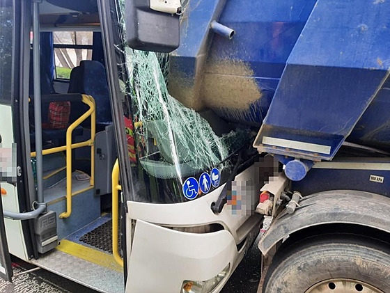 Nehoda autobusu a nákladního auta ve Vysokém Mýtì. (18. dubna 2024)