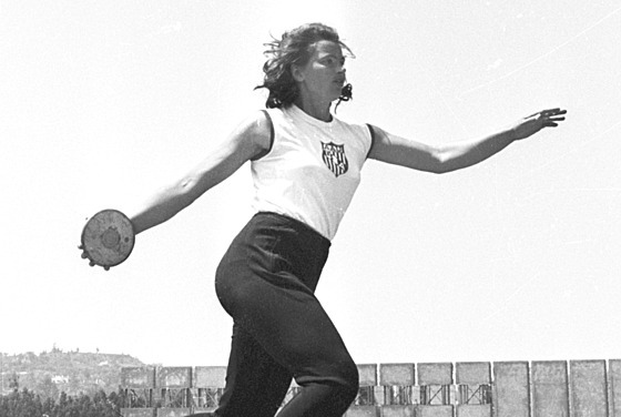 Olga Fikotová Connollyová v roce 1964 bìhem tréninku na univerzitì UCLA