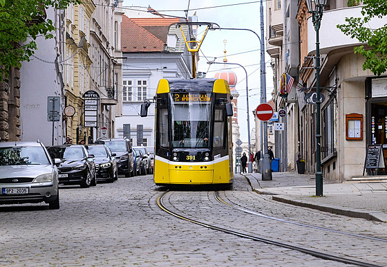 Kvùli rekonstrukci tramvajové trati na jižní stranì námìstí Republiky v Plzni...