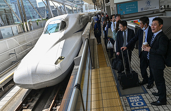Cestující na železnièní stanici v Tokiu èekající na šinkansen na lince do Ósaky...