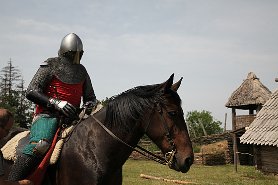 Jindøich Figura na koni jako rytíø z poloviny 14. století v rámci rekonstrukce...