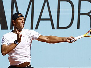 Rafael Nadal pøi tréninku na madridské antuce.