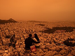 Africký prach ze Sahary pokryl Atény v Øecku. (23. dubna 2024)