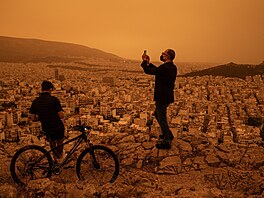 Africký prach ze Sahary pokryl Atény v Øecku. (23. dubna 2024)