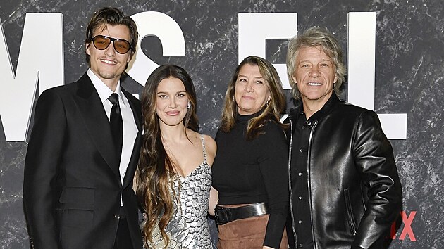 Jon Bon Jovi s manželkou Dorotheou, synem Jakem a jeho snoubenkou Millie Bobby Brownovou (bøezen 2024)