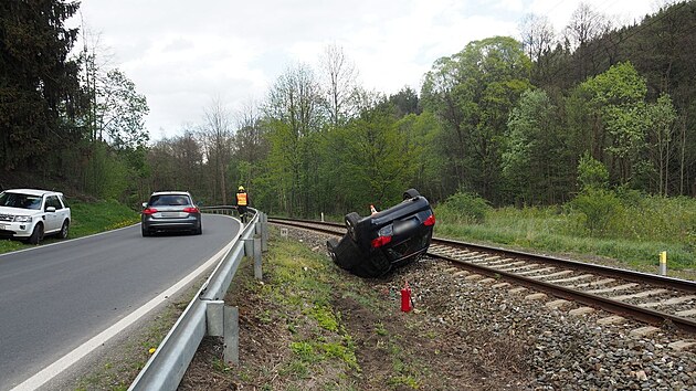Mladý šofér taženého auta si za jízdy zamkl volant, což vedlo k vyjetí ze silnice. Auto skonèilo pøevrácené na soubìžnì vedoucích kolejích.