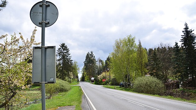 Pouze na jedné stranì frekventované silnice ve Skláøích je hned vedle...