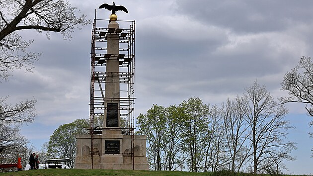 Kováø Jakub Šturc a restaurátor Jiøí Pavlík usazovali litinovou orlici se zlacenou koulí na vrchol zrestaurovaného památníku dvou císaøù v zámeckém parku Kynžvart. (23.4.2024)