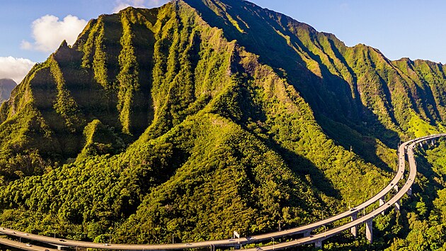Pohled na zelené skály ostrova Oahu a schodištì Haiku