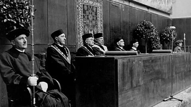 Pøi slavnostní promoci v aule Právnické fakulty Masarykovy univerzity v roce 1947 pøevzal František Weyr èestný doktorát.