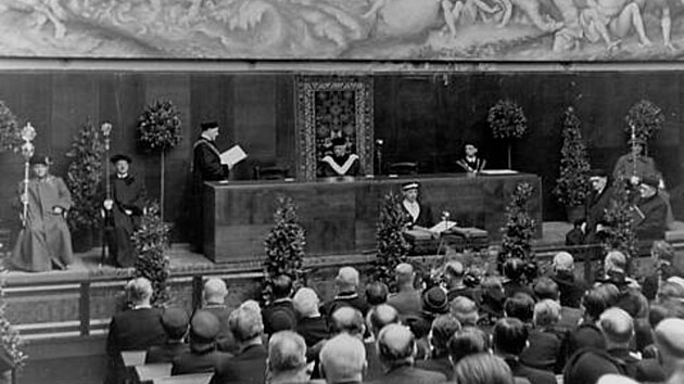 Pøi slavnostní promoci v aule Právnické fakulty Masarykovy univerzity v roce 1947 pøevzal František Weyr èestný doktorát.