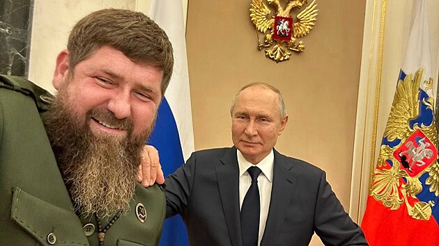 Srpen 2023, Ramzan Kadyrov se „selfí“ s Vladimir Putinem. O mìsíc pozdìji èeèenský vùdce údajnì upadl do komatu.