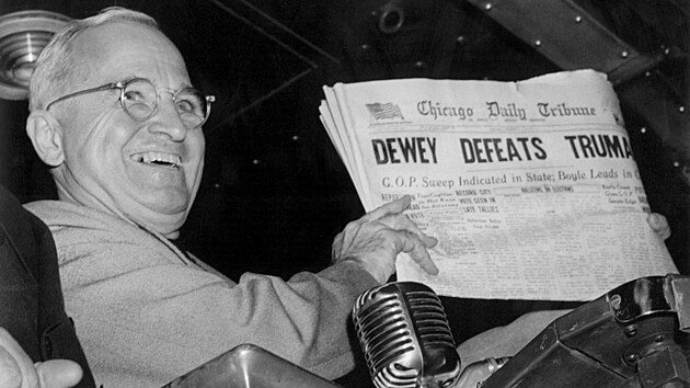 „Dewey Defeats Truman“. Vítìz voleb Harry Truman drží v rukou výtisk Chicago...