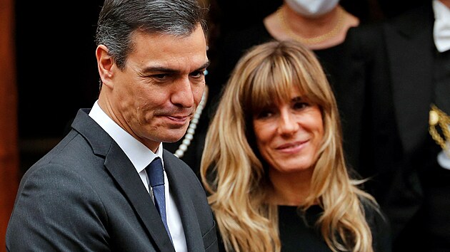Španìlský premiér Pedro Sánchez a jeho manželka Begona Gomezová odcházejí po setkání s papežem Františkem ve Vatikánu. (24. øíjna 2020)
