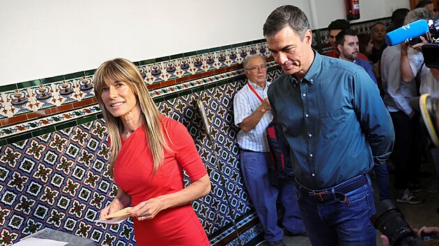Pøedseda španìlských socialistù a premiér Pedro Sánchez se dívá, jak jeho manželka Begona Gomezová hlasuje bìhem pøedèasných parlamentních voleb v Madridu. (23. èervence 2023)