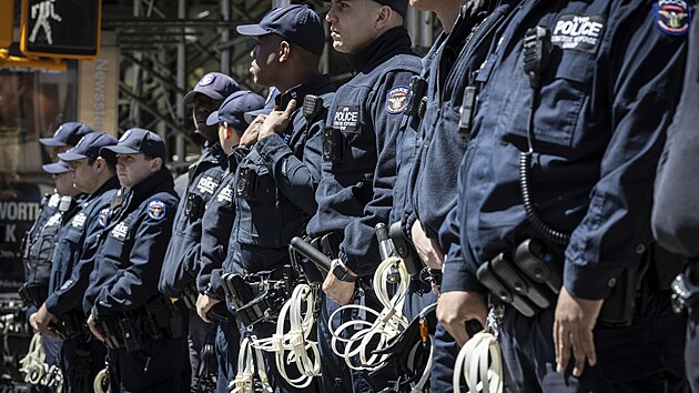 Policisté u propalestinského protestního tábora na Kolumbijské univerzitì v New Yorku (22. dubna 2024)