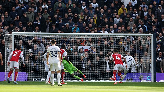 Son Hung-min z Tottenhamu promìòuje penaltu proti Arsenalu.
