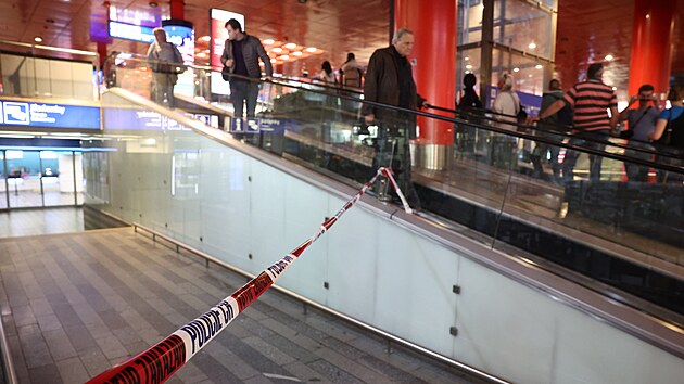 Pražská policie evakuovala budovu hlavního nádraží. Øeší nález podezøelého zavazadla ve spodní hale. Vlaková spojení omezená nejsou. (29. dubna 2024)